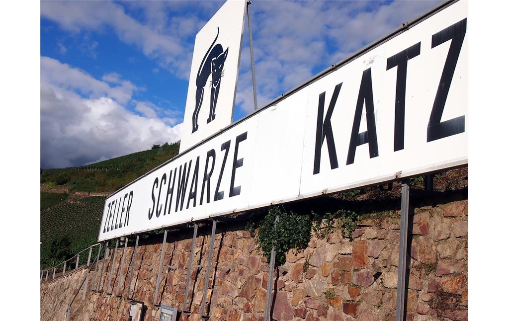 Schild der Weinlagenbezeichnung "Zeller Schwarze Katz" in Zell an der Mosel (2015)