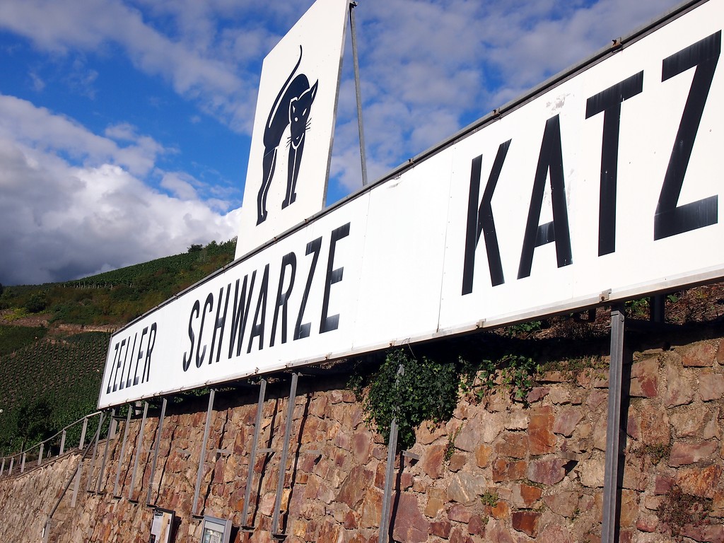 Schild der Weinlagenbezeichnung "Zeller Schwarze Katz" in Zell an der Mosel (2015)