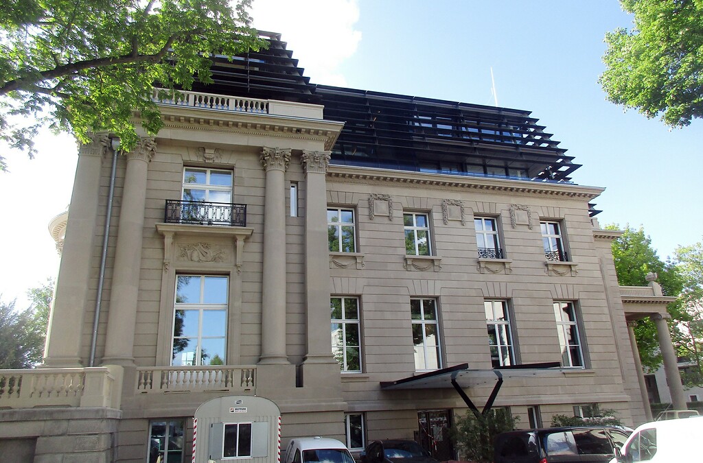 Blick auf die nördliche Seite der Villa des Palais du Rhin in Köln-Bayenthal (2020).