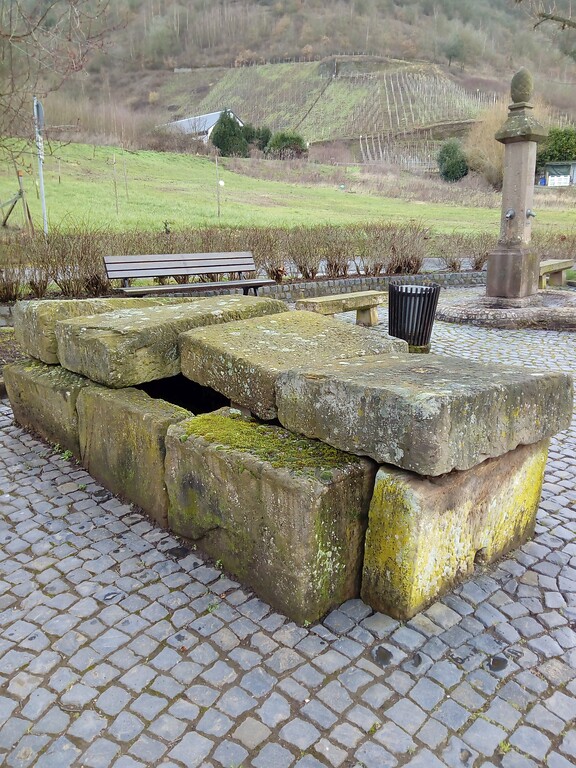 Sandstein-Quader des Steinkammergrabes in Sankt Aldegund(20218)