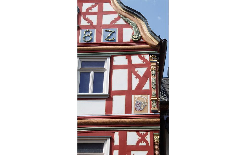 Detailaufnahme des mit Schnitzereien verzierten Eckständers im Schweifgiebel am Gebäude Kleiner Markt 13 in Montabaur mit der Jahreszahl 1682 (2021)