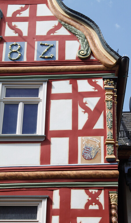 Detailaufnahme des mit Schnitzereien verzierten Eckständers im Schweifgiebel am Gebäude Kleiner Markt 13 in Montabaur mit der Jahreszahl 1682 (2021)