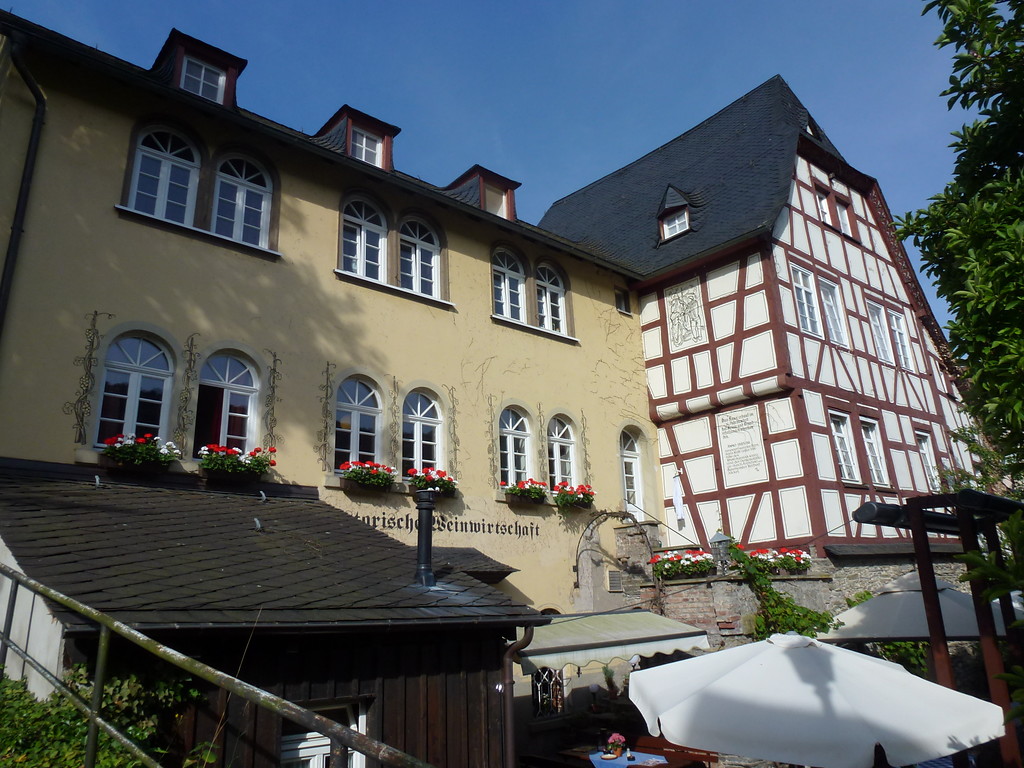 Kirchstraße 18 und 20 in Oberwesel (2016, Nr. 18 links, rechts davon Nr. 20). Im ehemaligen Kanonikerhaus befindet sich heute eine historische Weinwirtschaft.
