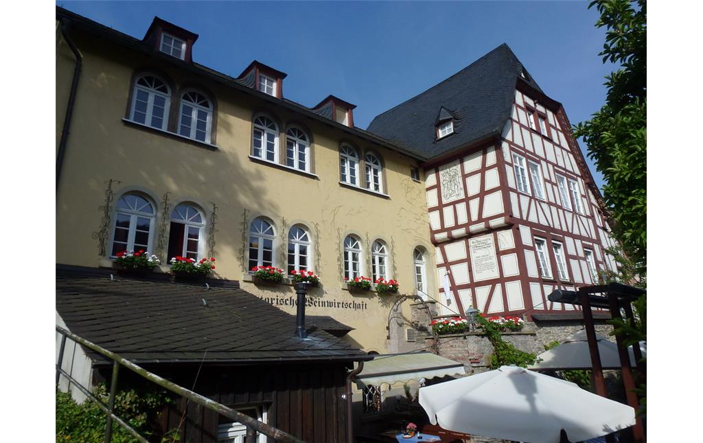 Kirchstraße 18 und 20 in Oberwesel (2016, Nr. 18 links, rechts davon Nr. 20). Im ehemaligen Kanonikerhaus befindet sich heute eine historische Weinwirtschaft.