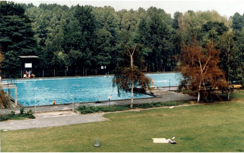 Das neue Becken im Riehler Schwimmbad (Aufnahme 1975).