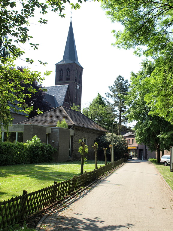 Kirche Heilig-Kreuz in Erkelenz-Keyenberg und Pfarrheim im Frühjahr 2010