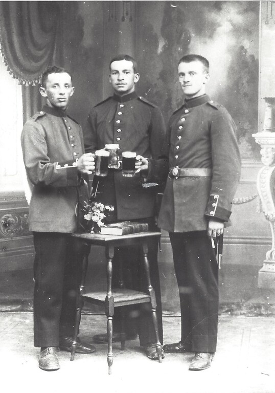 Historische Fotografie des Josef Braun aus Hottenbach mit zwei seiner Kameraden als Soldaten in Uniform (Erster Weltkrieg) (2021)