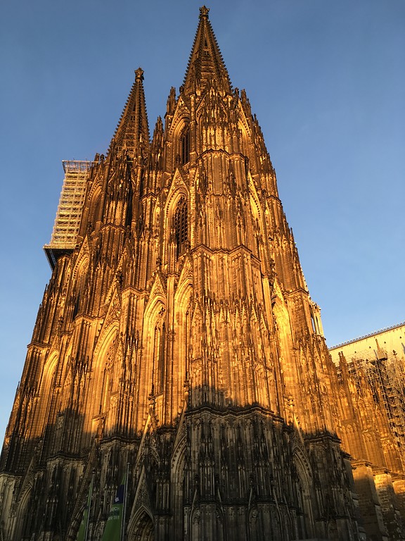 Die Türme des Kölner Doms von Südwesten aus gesehen in der Abendsonne (2018)