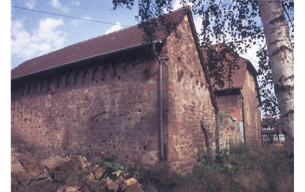 Pfarrscheune, letzte Reste von Burg Fischlingen (2002)