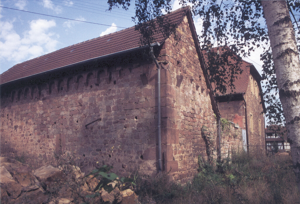 Pfarrscheune, letzte Reste von Burg Fischlingen (2002)