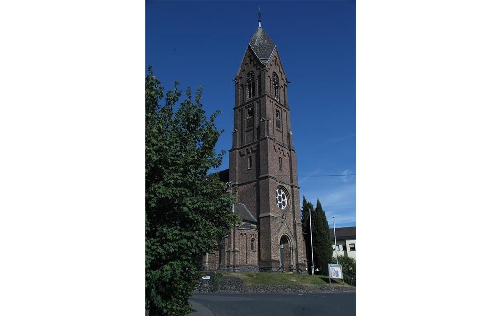 Blick auf die Pfarrkirche Heilige Schutzengel in Dattenberg (2020).