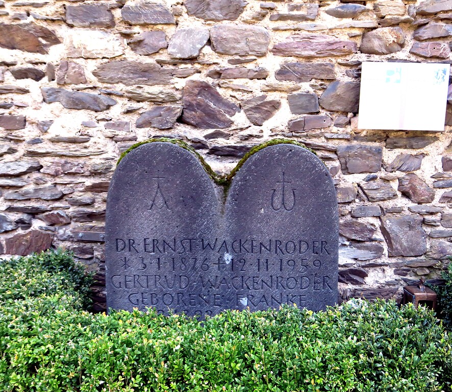 Grabstein der Eheleute Ernst und Gertrud Wackenroder an der Nordseite des alten Kirchturms in Karden (2023)