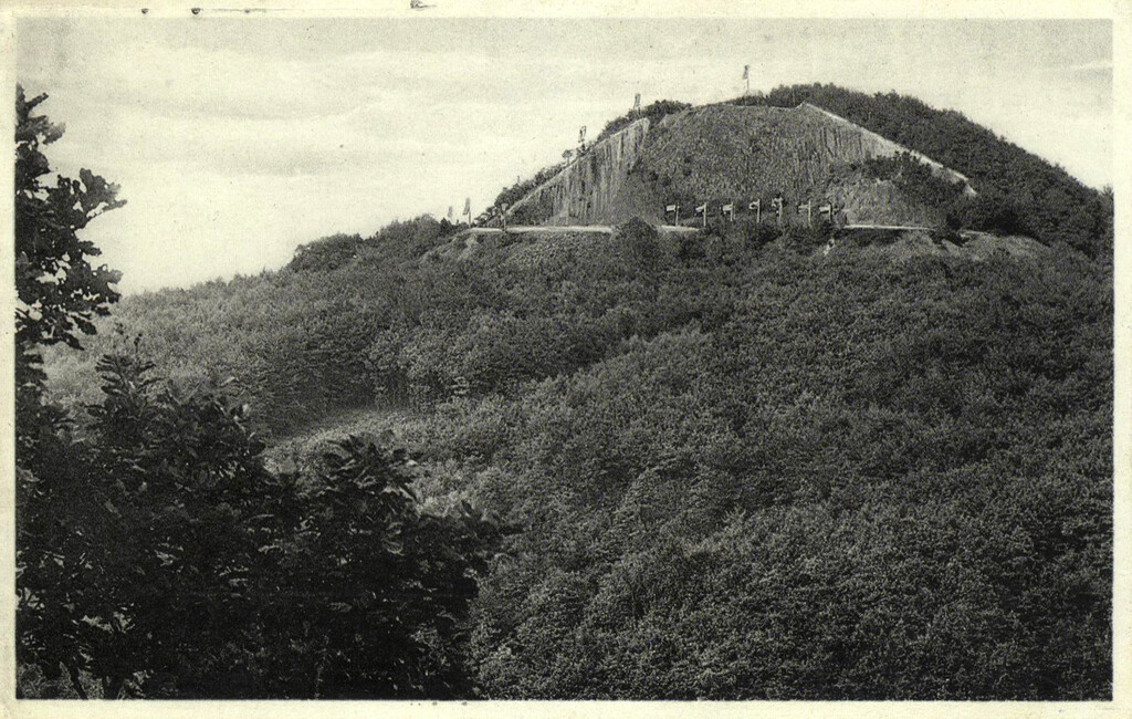 Das Himmerich-Plateau im Fahnenschmuck für die Aufnahme aus Anlass der Denkmal-Grundsteinlegung (Oktober 1933)