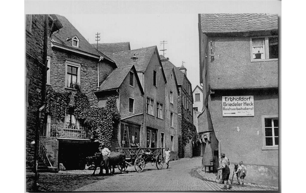 Das Fachwerkhaus Hauptstraße 88 in Briedel, die sogenannte Alte Grafschaft (rechtes Gebäude, 1935).