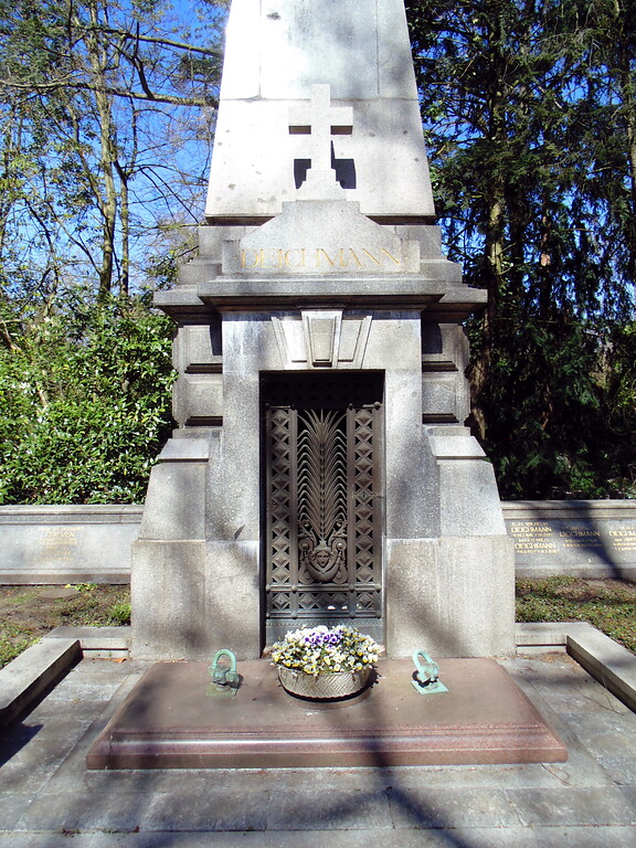 Der Eingang in die Gruft der Grabstätte der Familie Deichmann auf dem Melatenfriedhof in Köln-Lindenthal (2020)