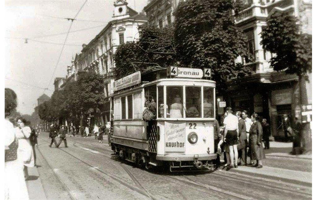 Historische Aufnahme von 1949: Ein Bonner Straßenbahnwagen der Linie 4 mit dem Ziel "Gronau".