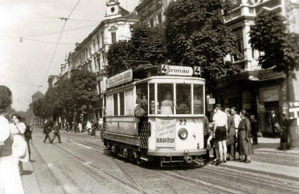 Historische Aufnahme von 1949: Ein Bonner Straßenbahnwagen der Linie 4 mit dem Ziel "Gronau".