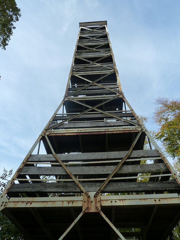 Blick auf die sieben Rechtecke der Stahlbaukonstruktion des Eybergturms auf dem Großen Eyberg (2017).