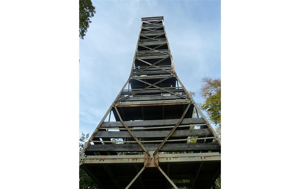 Blick auf die sieben Rechtecke der Stahlbaukonstruktion des Eybergturms auf dem Großen Eyberg (2017).