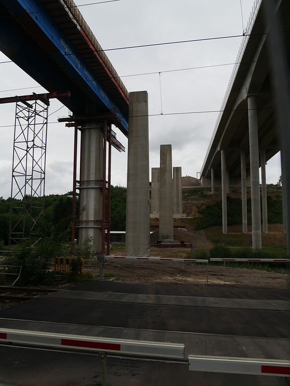 Rückbau der alten Lahntalbrücke bei Limburg (links). Rechts steht die neue Brücke (2017).