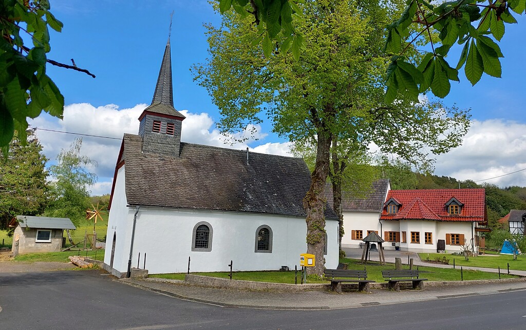 Blick auf die St. Matthiaskapelle im Straßendorf Köttelbach, ein Ortsteil von Kelberg im Landkreis Vulkaneifel (2021).