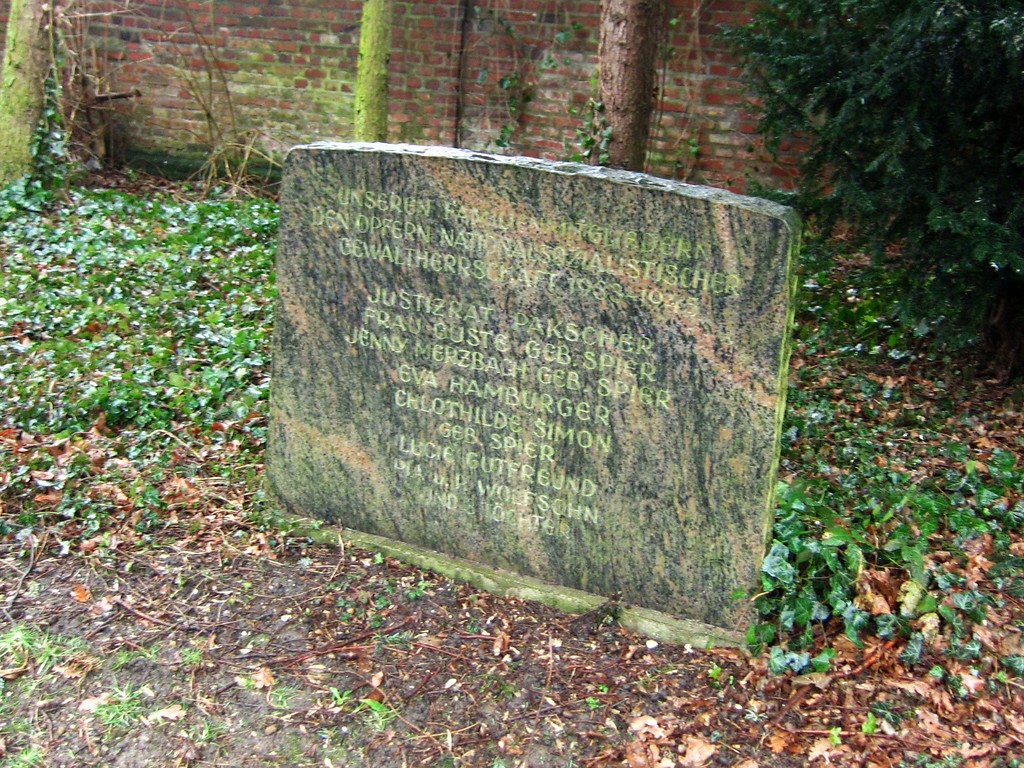 Der seiner Inschrift nach vermutlich auf private Initiative von Familienangehörigen errichtete Gedenkstein auf dem Judenfriedhof Roßweide in Wickrath (2015).