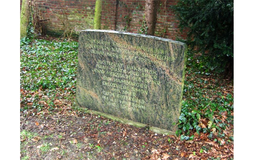 Der seiner Inschrift nach vermutlich auf private Initiative von Familienangehörigen errichtete Gedenkstein auf dem Judenfriedhof Roßweide in Wickrath (2015).