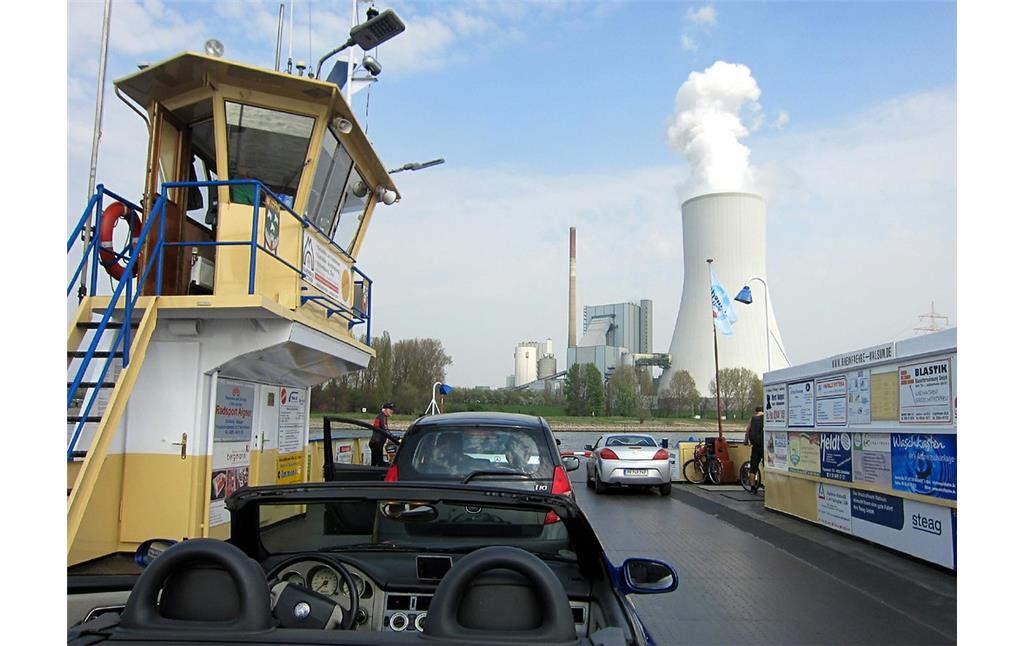 Blick von der Fähre Walsum während der Rheinüberfahrt auf das STEAG-Kraftwerk in Duisburg-Walsum (2014).