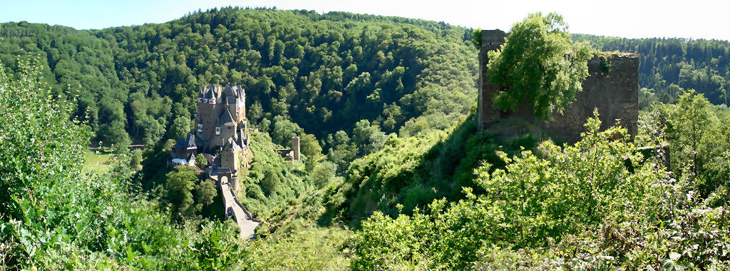 Burg Eltz und die Ruine der Belagerungsburg Trutzeltz (2005).