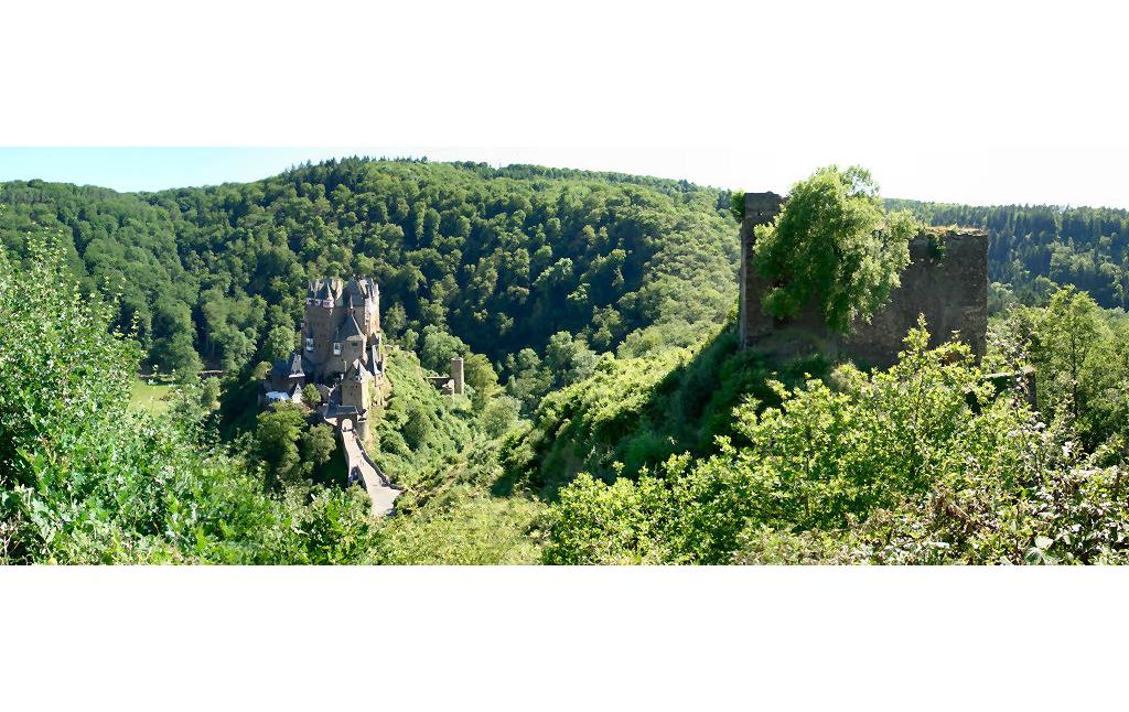 Burg Eltz und die Ruine der Belagerungsburg Trutzeltz (2005).