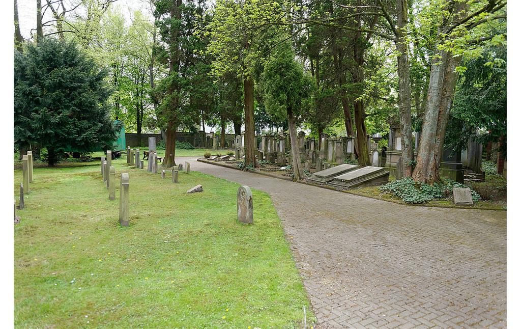 Blick auf das Gräberfeld des jüdischen Friedhofs am Estherweg in Solingen (2015).