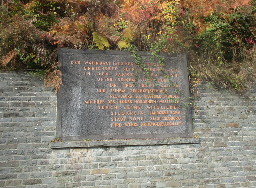 Anlässlich der Errichtung der Wahnbachtalsperre 1954-1958 errichtete steinerne Tafel, die die am Bau beteiligten Personen und Institutionen aufführt (2016).
