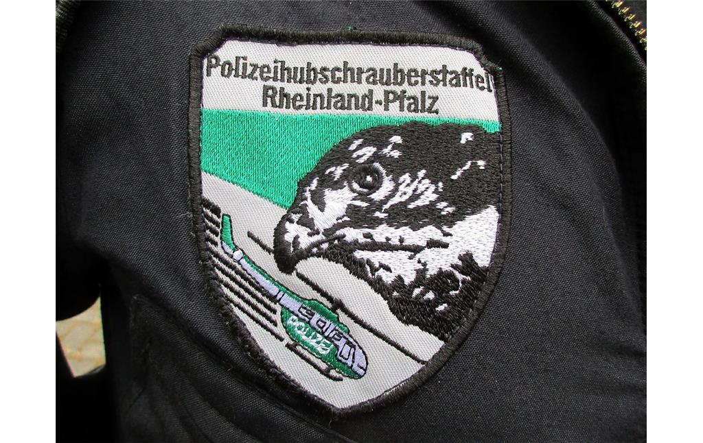 Das Abzeichen der Polizeihubschrauberstaffel Rheinland-Pfalz mit einem Hubschrauber und dem namensgebenden Greifvogel Sperber (2016).