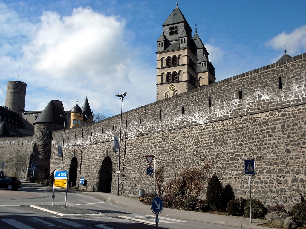 Teile der erhaltenen mittelalterlichen Mayener Stadtmauer und -befestigung (2013), hier der Bereich am Boemundring südlich der Herz-Jesu-Kirche.