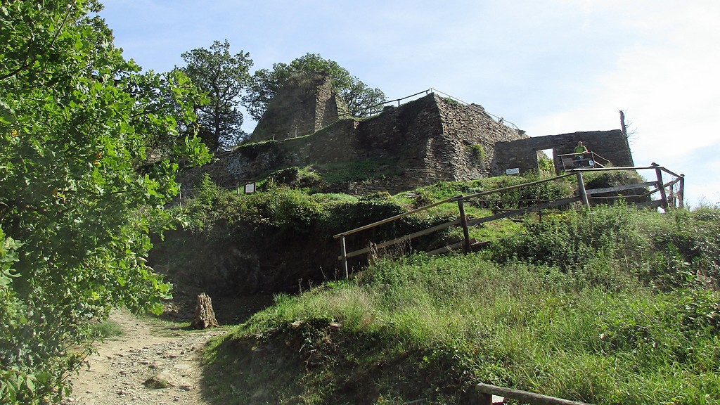 Die Burgruine Are über dem Ort Altenahr (2019), Ansicht von Nordwesten.