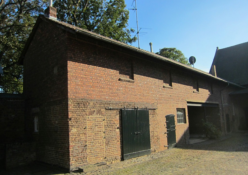 Stallgebäude im Innenhof des Lommertzhofes bei Rommerskirchen (2014).