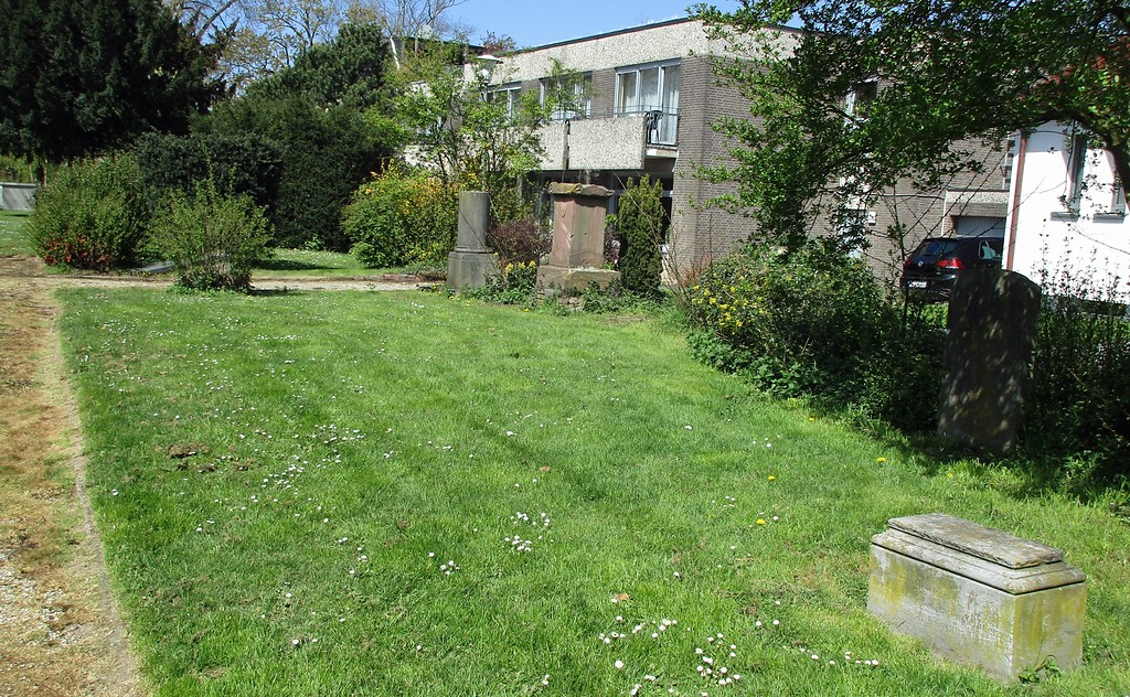 Teilansicht des kleinen Parks in der Kalkarer Straße in Goch, in den heute der alte jüdische Friedhof vor Ort integriert ist (2016).