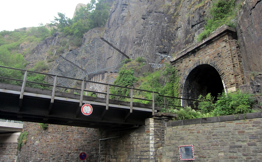 Einfahrt in einen der beiden Bahntunnel, die parallel zu dem Engelslay-Tunnel an der Bundesstraße B 267 bei Altenahr verlaufen (2015).