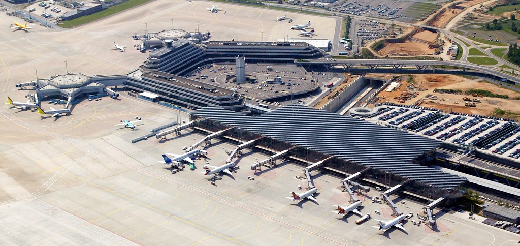 Nördliche Luftansicht auf Terminal 1 und 2 und den im Bau befindlichen Bahnhof "Flughafen Köln/Bonn" rechts im Bild (2003).