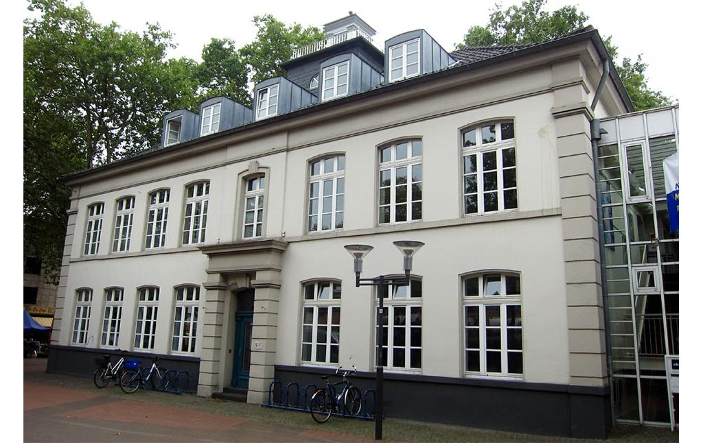 Gebäude der Frechener Volkshochschule in der Hauptstraße (2013).