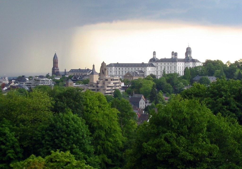 Schloss, Rathaus und die Pfarrkirche St. Nikolaus in Bensberg (v.r.n.l.), Ansicht vom Kardinal-Schulte-Haus aus (2011)