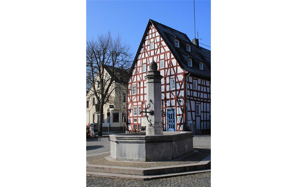 Brunnen aus Lahnmarmor auf dem Brunnenplatz in Villmar (2018)