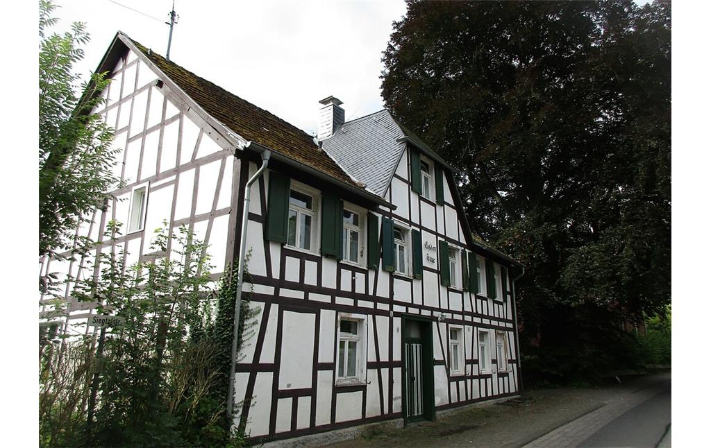 Das Fachwerkhaus "Lindenhaus" und dahinter die imposante Blutbuche in der Siegtalstraße in Windeck-Herchen (2021).