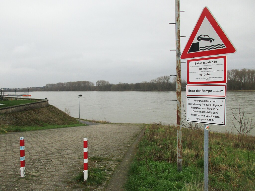 Die Zufahrt auf Widdiger Seite zu der Ersatzübergangsstelle über den Rhein (so genannte "NATO-Rampe") zwischen Bornheim-Widdig und Niederkassel-Rheidt (2024).