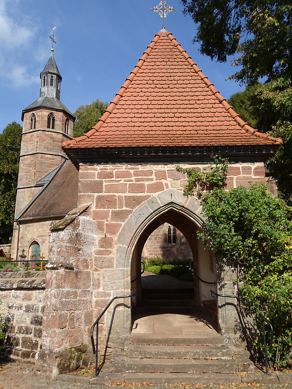 Torhaus an der Kirche Mariä Himmelfahrt in Labach, im Hintergrund der achteckige Kirchturm (2018).