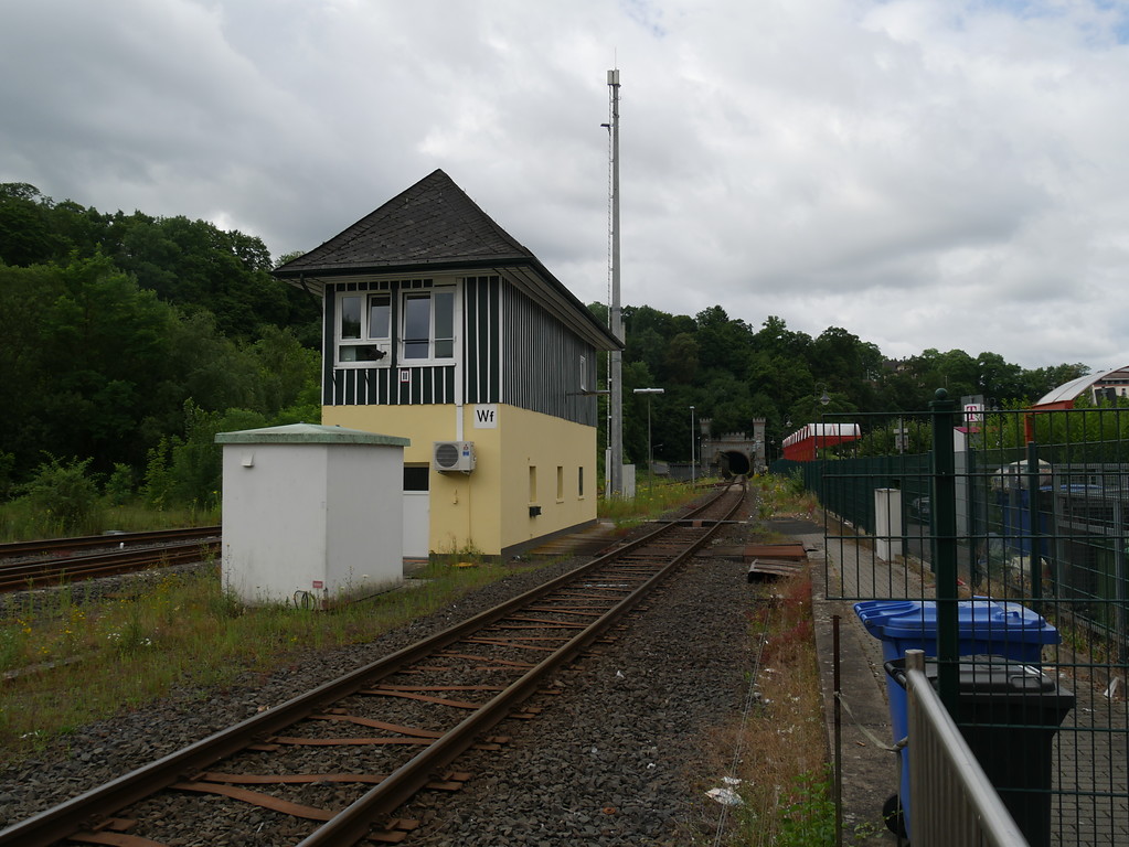 Stellwerksgebäude Wf des Bahnhofs Weilburg. Im Hintergrund ist das Portal des Weilburger Eisenbahntunnels zu erkennen (2017).