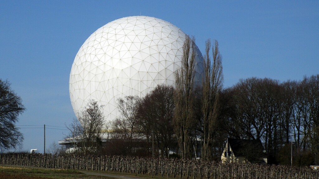 Blick von Südosten auf die Radarkuppel des "Radar dome" (Radom) des Fraunhofer-Instituts bei Wachtberg-Berkum (2021).