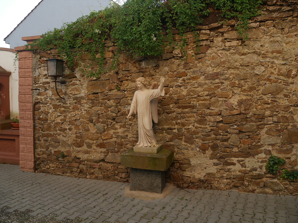 Figur an der erhaltenen Mauer des ehemaligen katholischen Friedhofs in Dörrebach (2016)