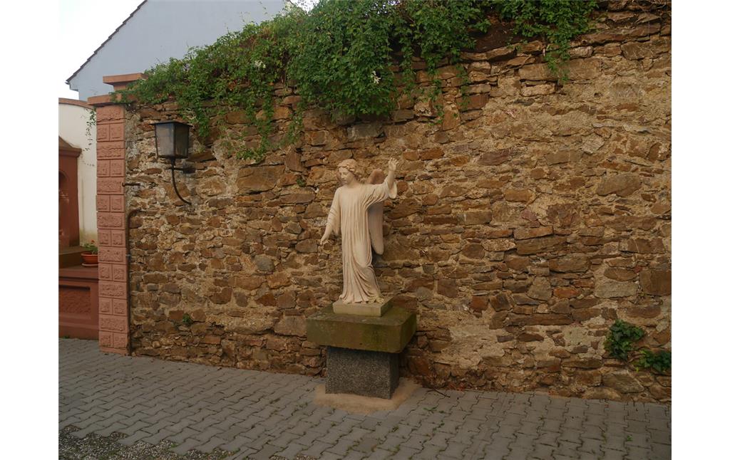 Figur an der erhaltenen Mauer des ehemaligen katholischen Friedhofs in Dörrebach (2016)