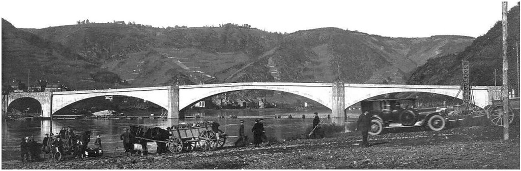 Die alte Moselbrücke, Vorgängerbau der heutigen Brücke, in Treis-Karden (1920er Jahre)
